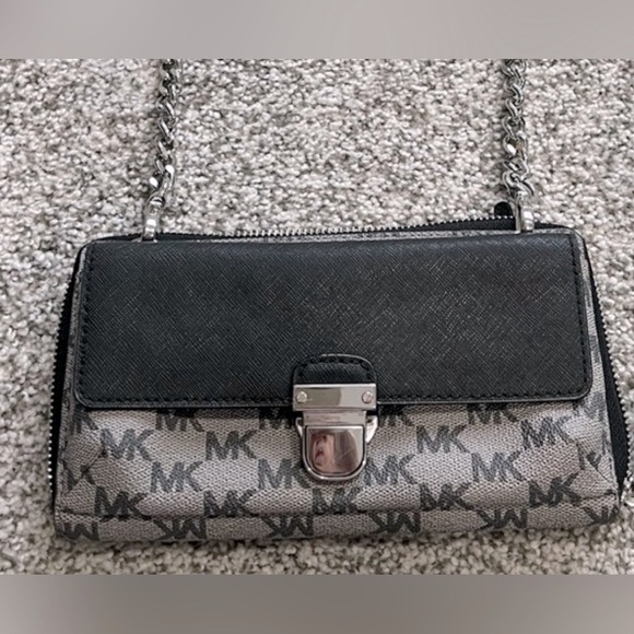 Michael Kors crossbody/shoulder bag!
🔥NWOT🔥$50 - Picture 1 of 11